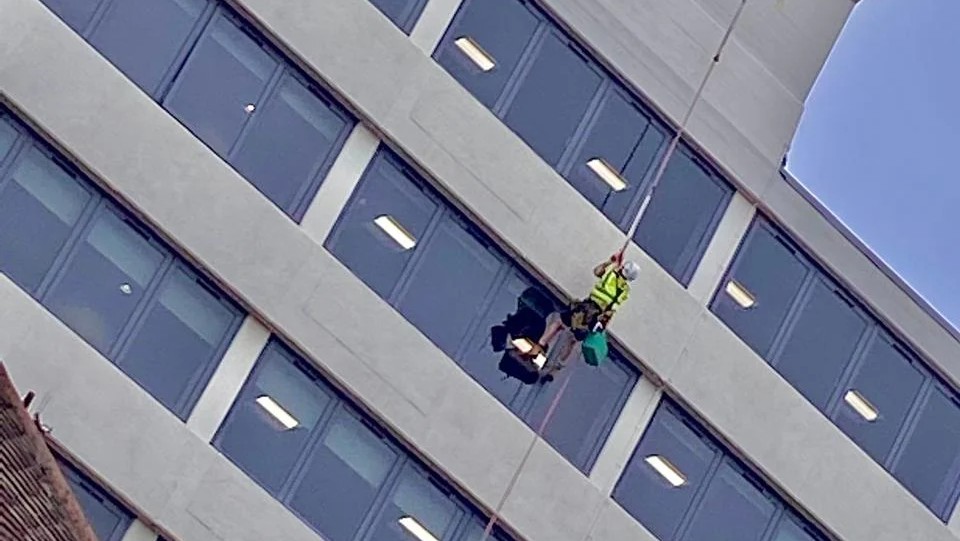 What to Expect From Commercial Window Cleaning in Southampton - Rope Cleaning